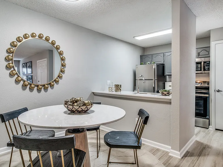 Evaline Apartments — Photo 13