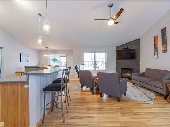 4th image of 405 Aspen Grove Ln