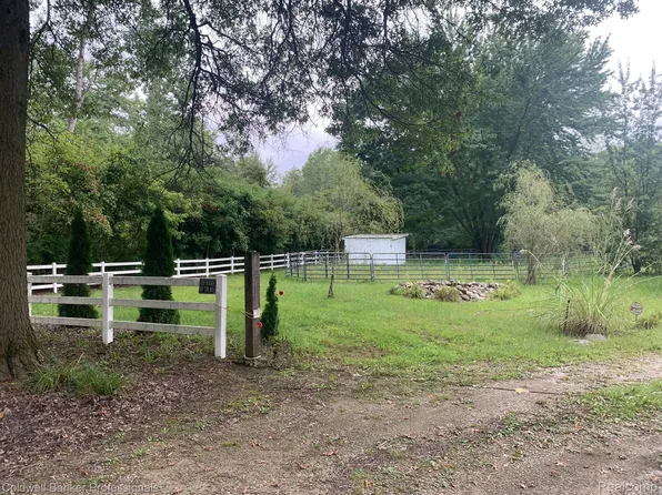 27325 Martinsville Rd, New Boston, MI 48164