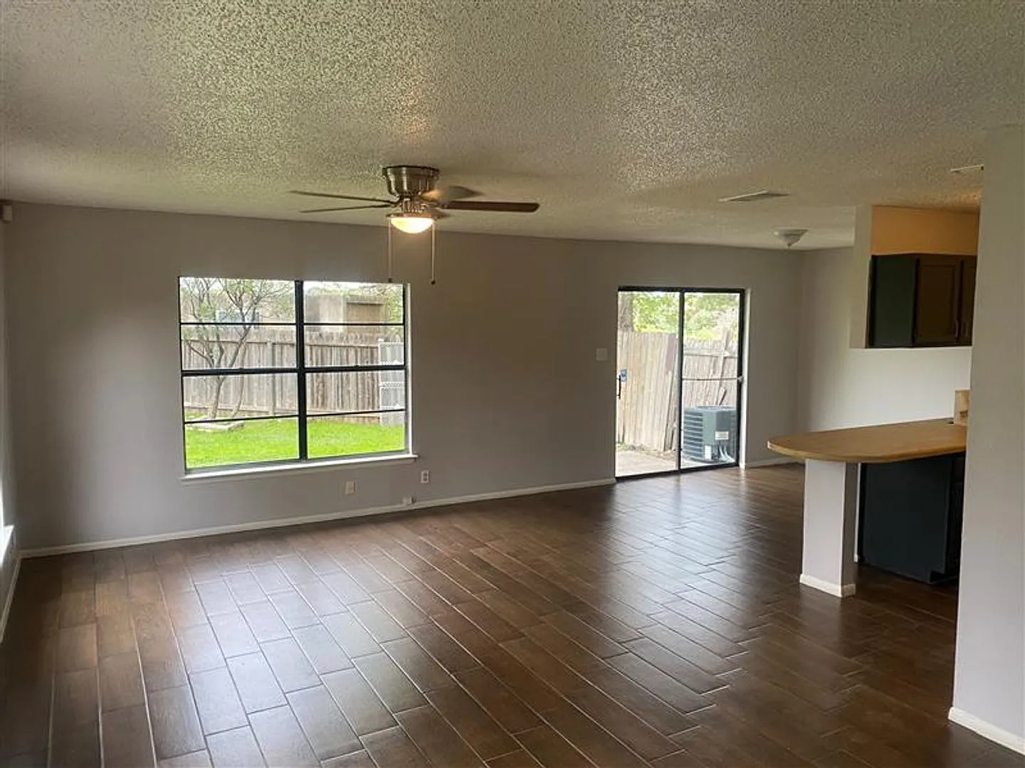 Cute 2/1 duplex with garage/carport — Photo 4