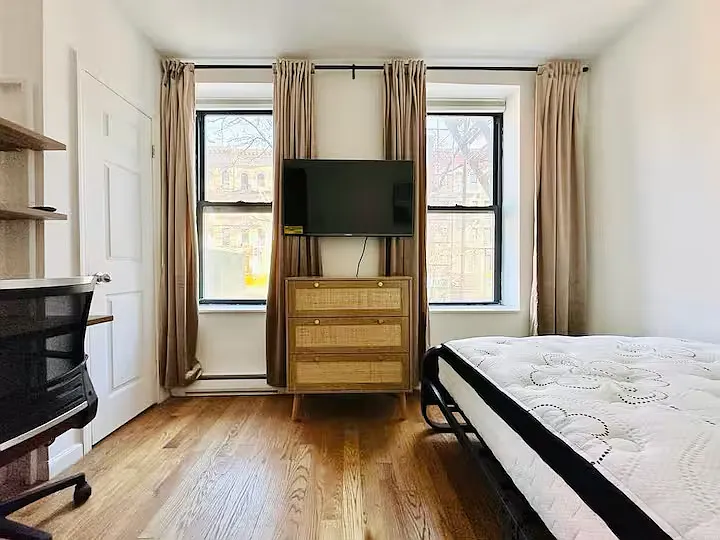 5 bed, 4.0 bath, 1200 sqft, $1,600 — Photo 3