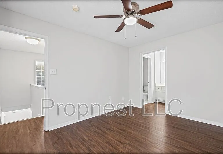 807 Barrington Woods Cv — Photo 6