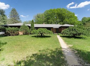 1130 Parks Rd, Wales, MI 48027