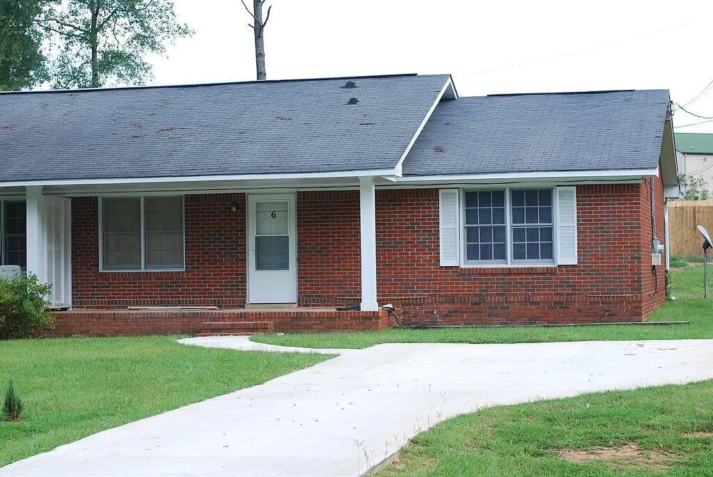 3 bed, 1.5 bath, 1044 sqft, $1,150 — Photo 1