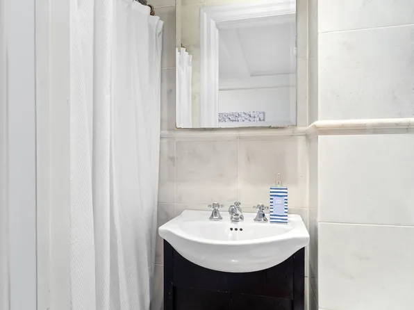 1435 Lexington Avenue image 7 of 10