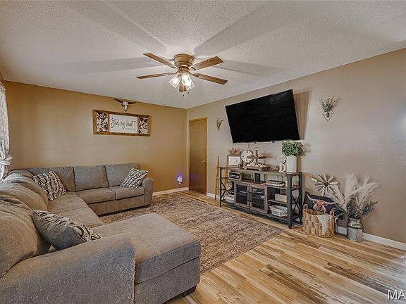5th image of 202 Meadowbrook Dr