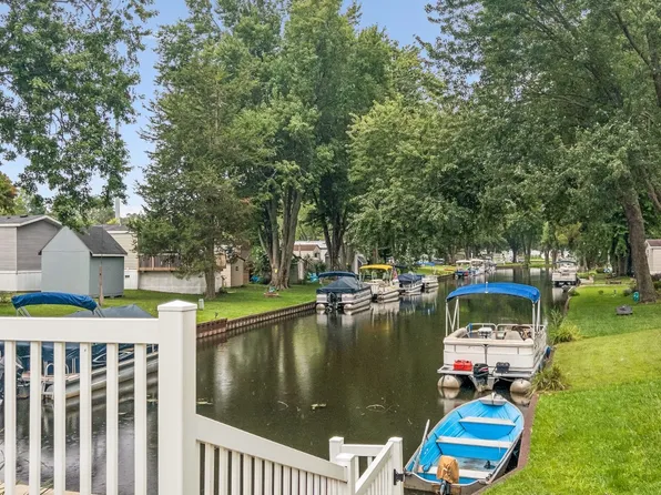 3020 Village Ln #60, Brooklyn, MI 49230