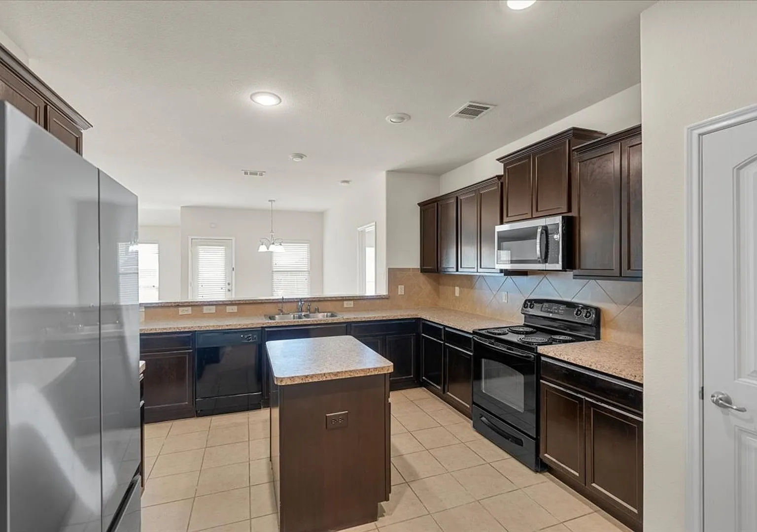 Fully Renovated. Move in ready! 3-bed 2-bath 1873 sqft home located in the desirable Princeton Pa... — Photo 2