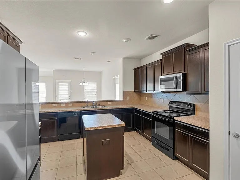 1729 Park Trails Blvd — Photo 2