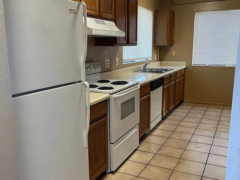 3028 N Corrine Dr — Photo 3
