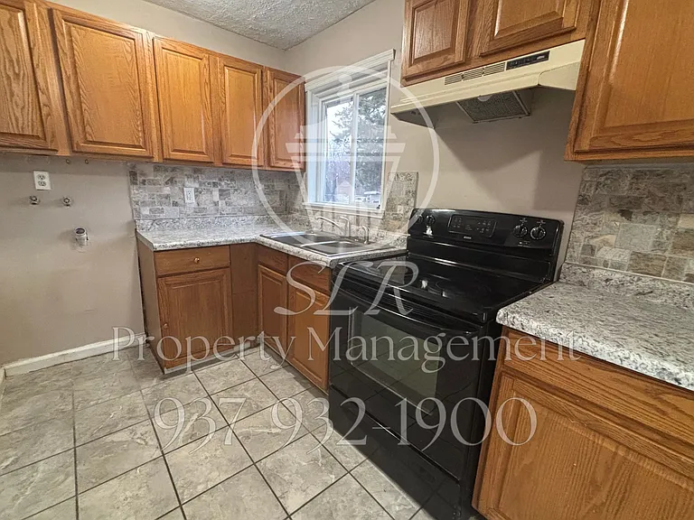 1029 Blakley Dr — Photo 9