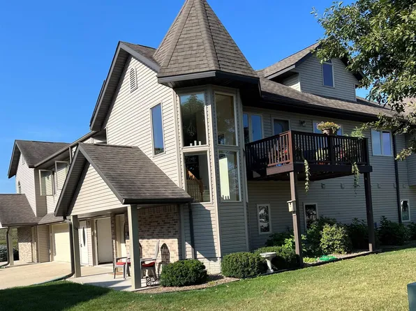 709 Serenity Ct, Decorah, IA 52101