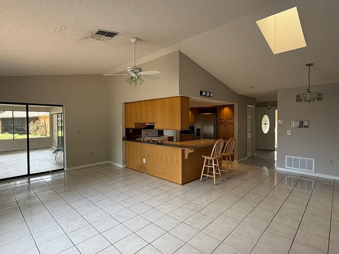 3/2 Pool Home Spring HIll — Photo 4