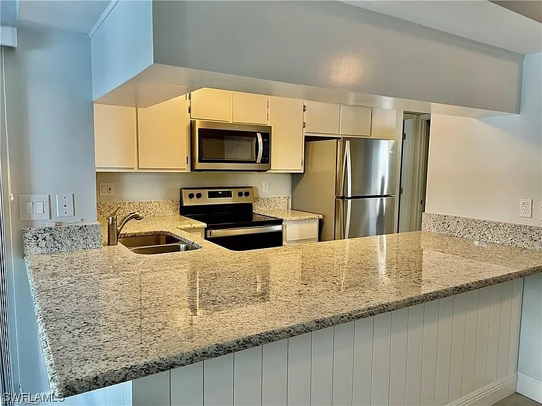 5650 Trailwinds Dr #122 — Photo 3