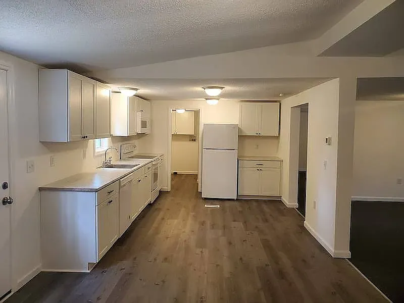 3 bed, 1705 sqft, $1,400 — Photo 2