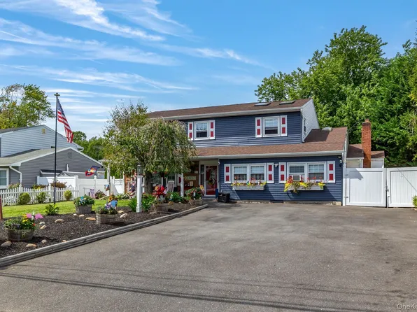 42 Ludlow Way, Oakdale, NY 11769
