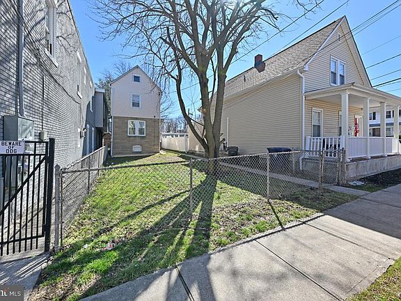 4th image of 652 Penn St