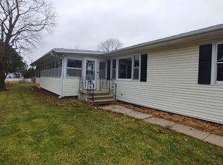 2401 Surrey Rd, Burlington, IA 52601