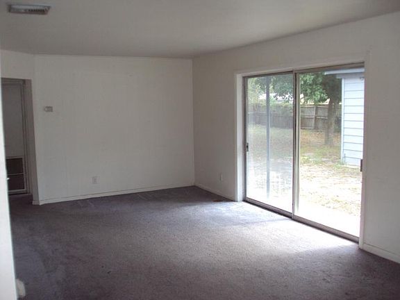3rd image of 208 E Lake Brantley Dr