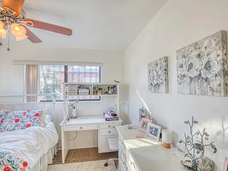 1323 E Elm St — Photo 14