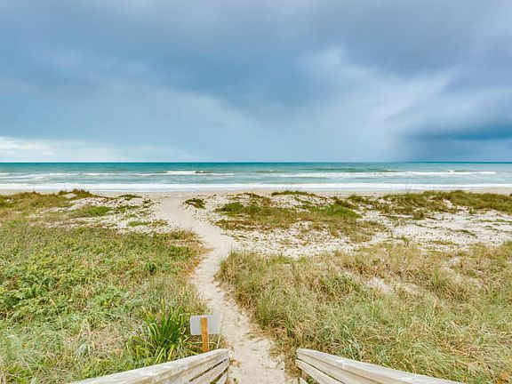 Private access to the beach