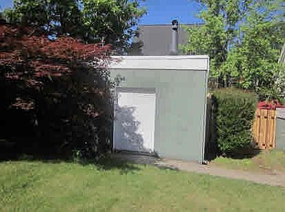 Back building - size of 1-2 car garage, back to ally in back.