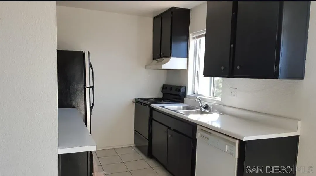 Building Photo - 3140 Midway Dr #301