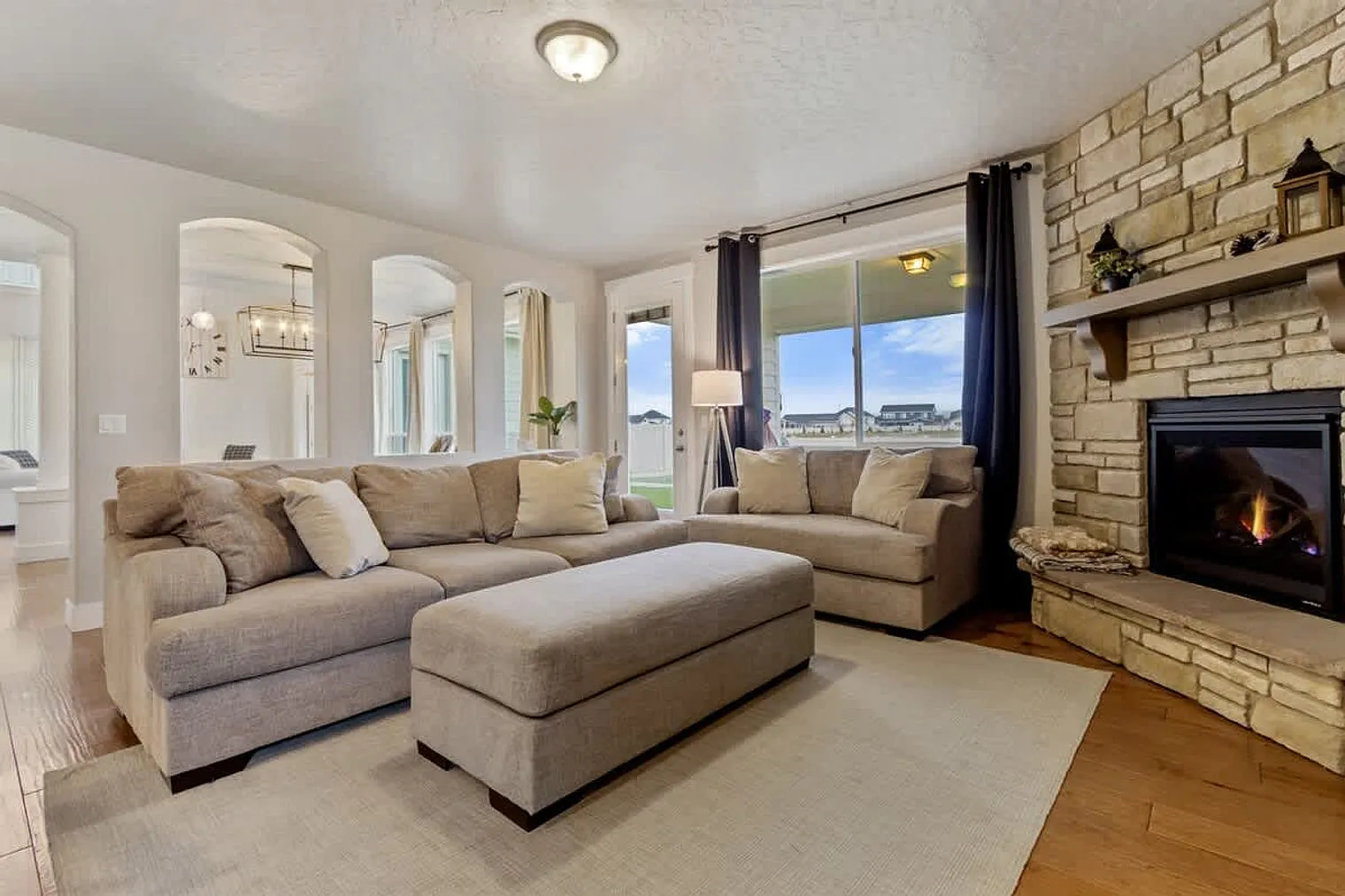5 bed, 3.0 bath, 925 sqft, $11,415 — Photo 3
