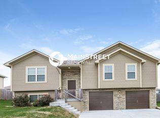 404 192nd St, Smithville, MO 64089