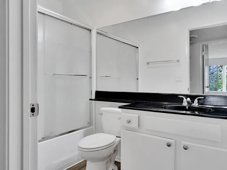 Orange Apartments — Photo 12