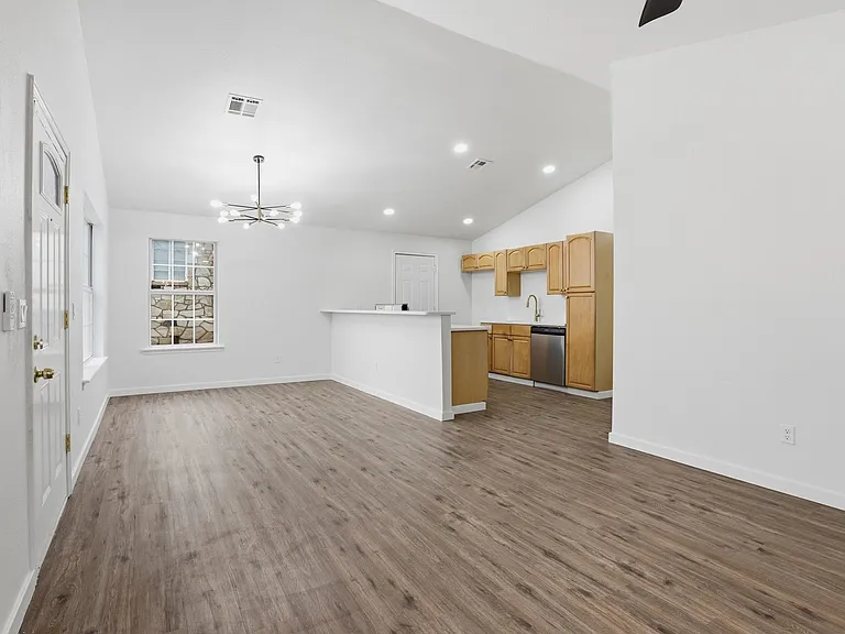 1525 NE 8th St — Photo 5