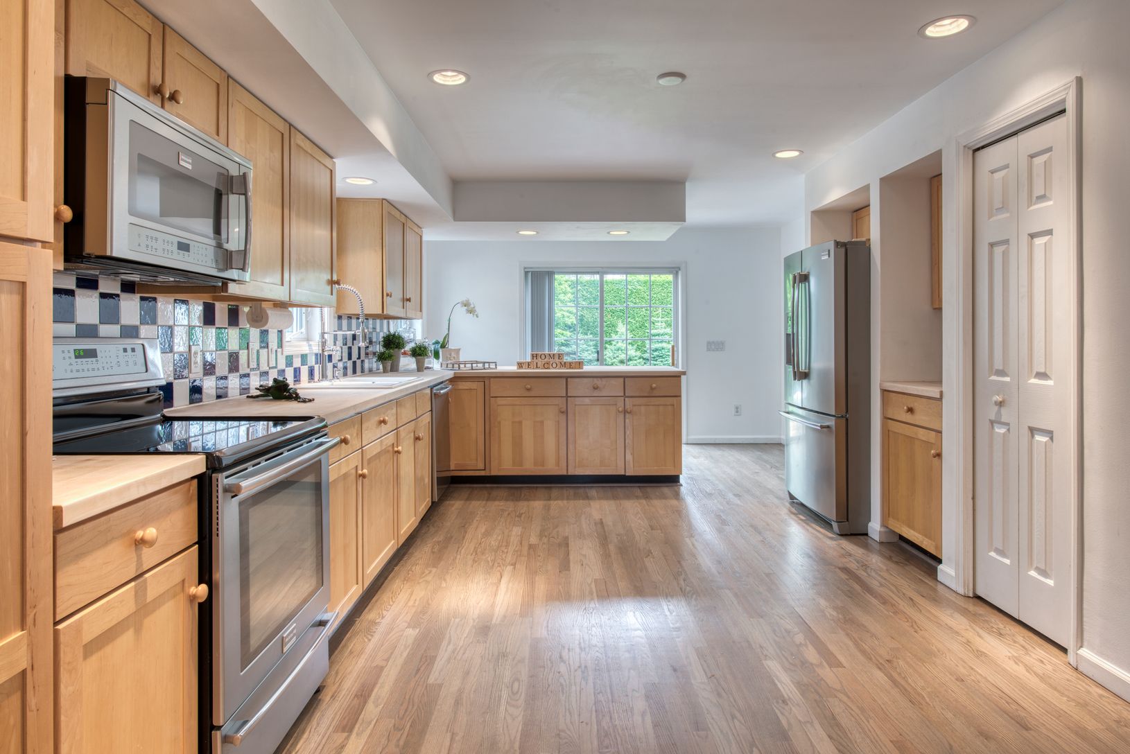  Kitchen With Breakfast Bar