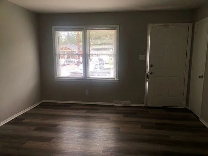 423 Edgegreen Dr — Photo 6