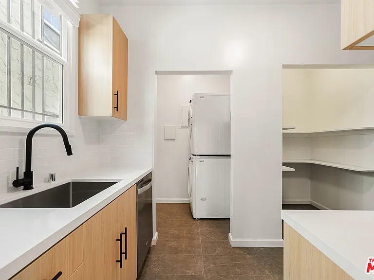 726 S Dunsmuir Ave — Photo 22
