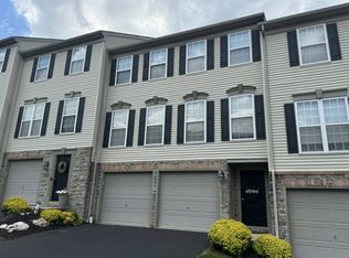 2721 Hunt Club Dr, York, PA 17402