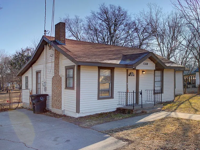 1308 Joslin St — Photo 2