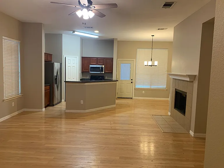 1051 Elm Dr — Photo 5