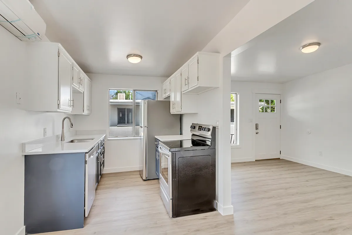 Building Photo - 261 E Burton Ave #2