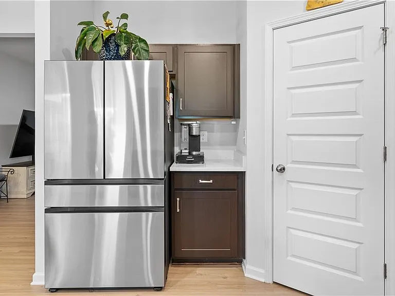 229 Dupont Dr — Photo 11