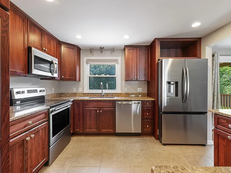 24 Hickory St — Photo 16