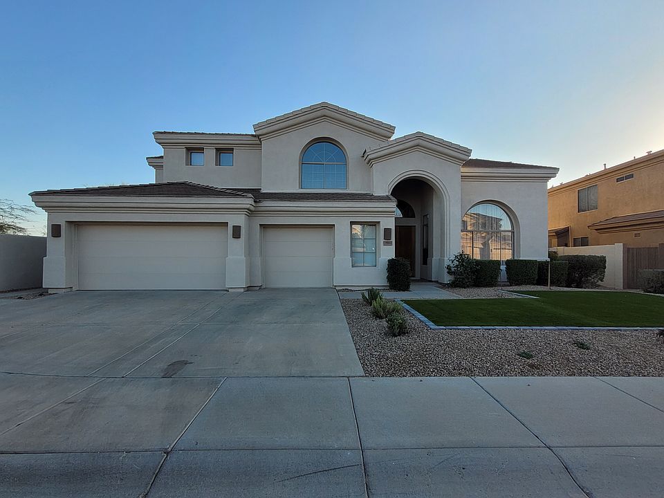 Home located at the end of a low traffic cul de sac. Gives easy access to neighborhood walking trails from front door.