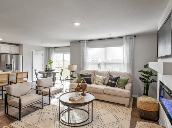 2453 Chloe Dr, Hiawatha, IA 52233