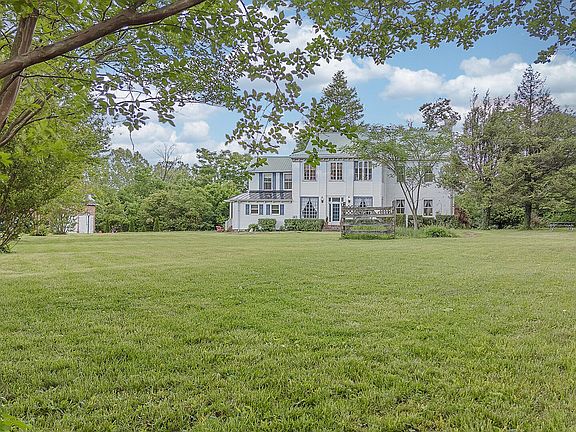 2nd image of 122 Glen Aerie Ln