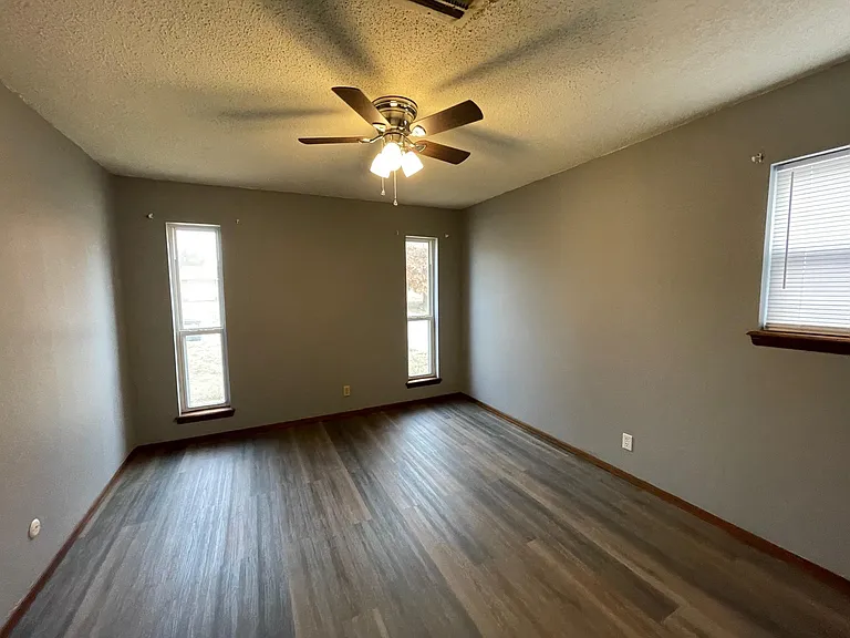 208 N Eastern Ave — Photo 9