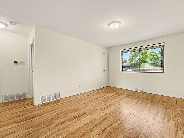76 Newland Ct — Photo 6