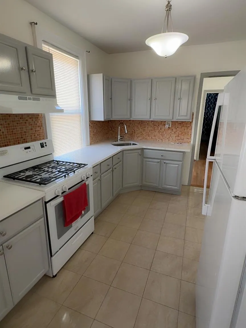 3 bed, 1.0 bath, $3,700 — Photo 2