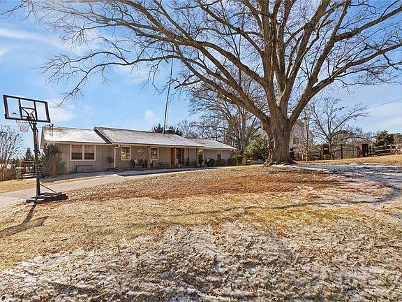 4th image of 4780 Clayburn Rd