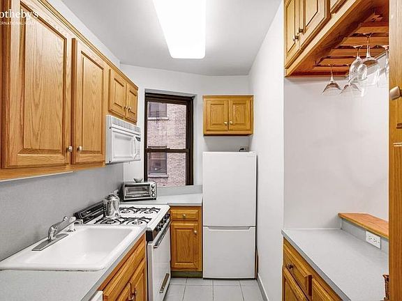 5th image of 155 E 71st St #2A