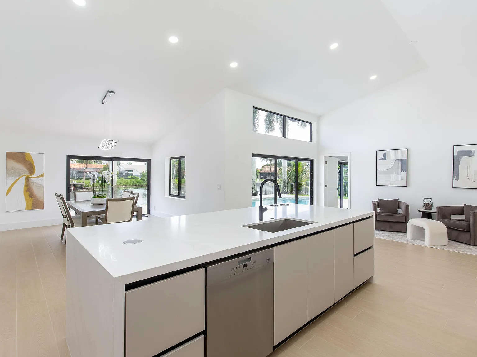 4 bed, 4.0 bath, 2522 sqft, $10,000 — Photo 4
