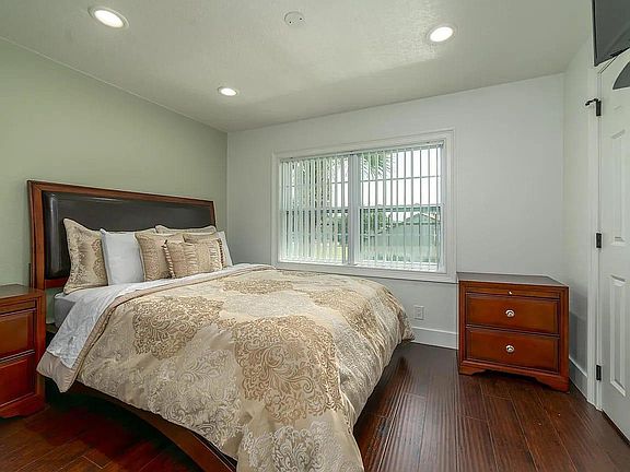 4th image of 5128 Saint Charles Ln #44